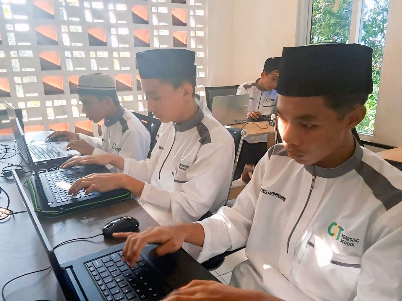 Santri belajar pemrograman di lab komputer